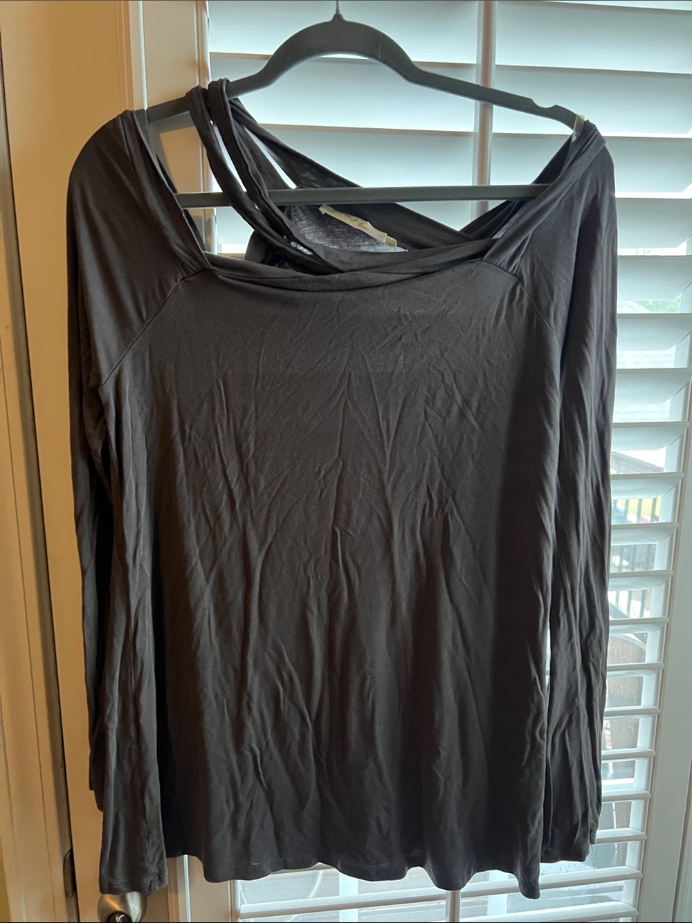 ANDREE BY UNIT dark gray Long-Sleeve Top with Strappy Back Detail